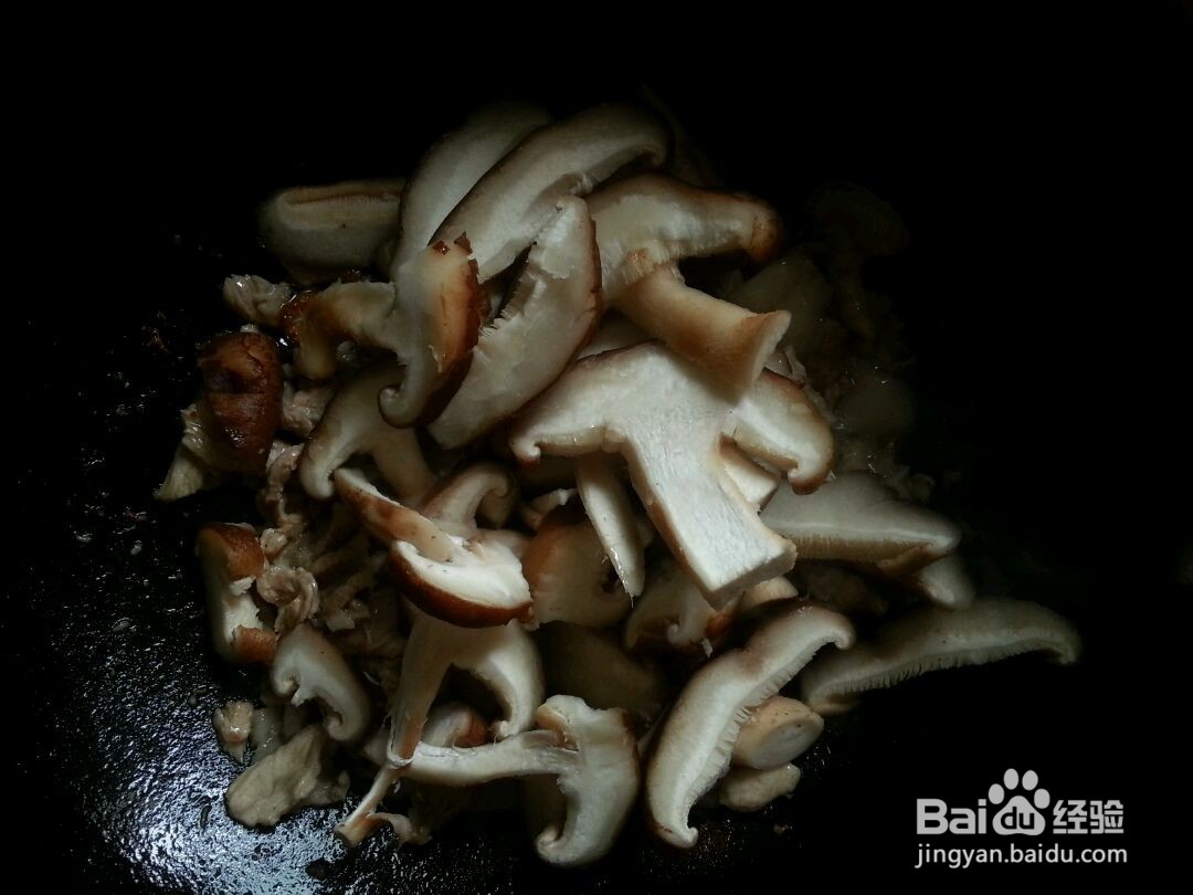 茭白肉片溜香菇的做法