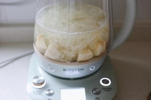 银耳百合雪梨汤的做法