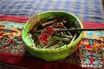 为什么苗绣被称为“穿在身上的史书”?