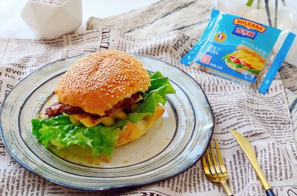 黑椒鸡腿肉芝士菠萝堡