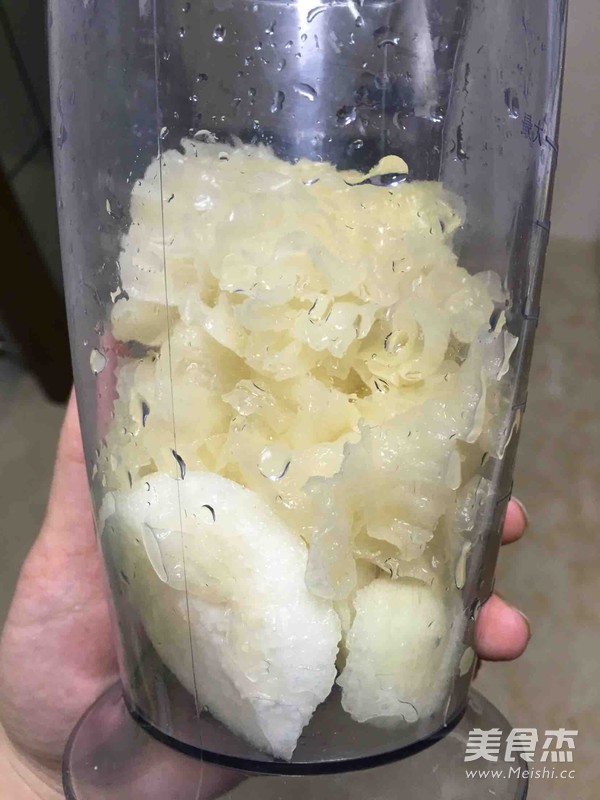 雪梨银耳羹的做法