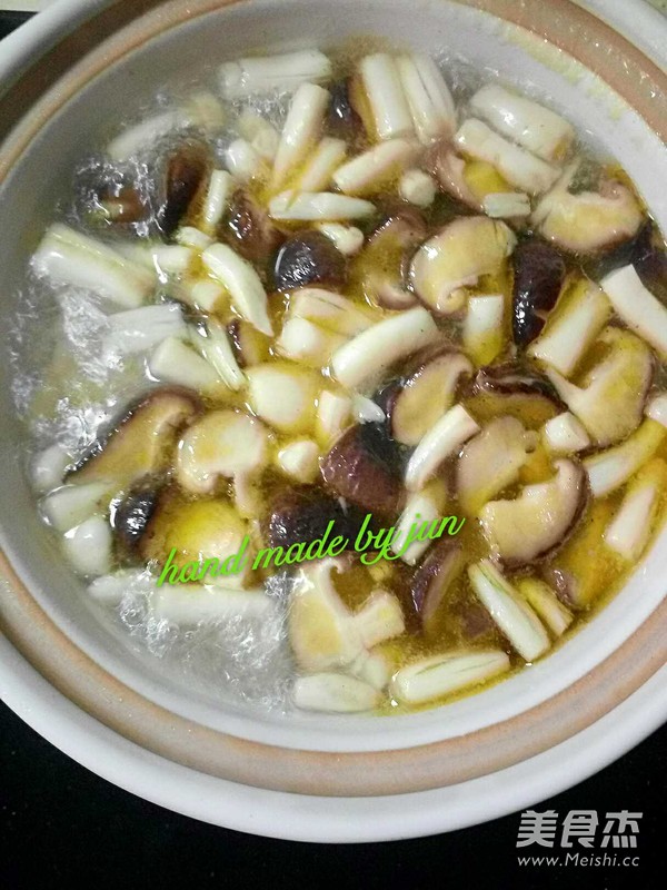 双菇鸡腿汤的做法