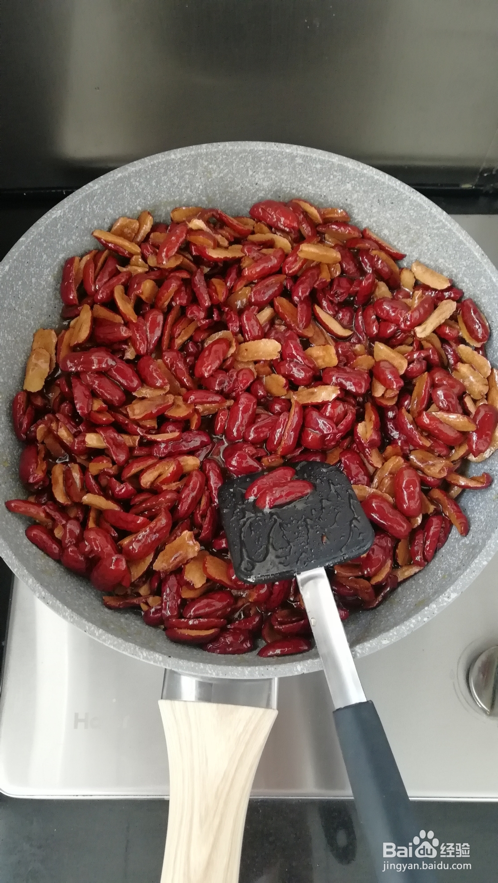 香气浓郁的红枣核桃糕