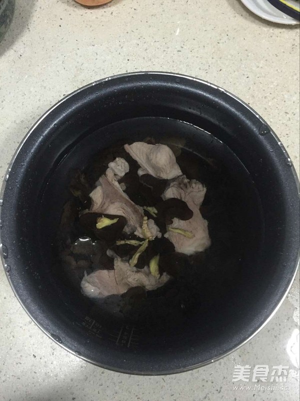 鲜鱿木耳骨头汤