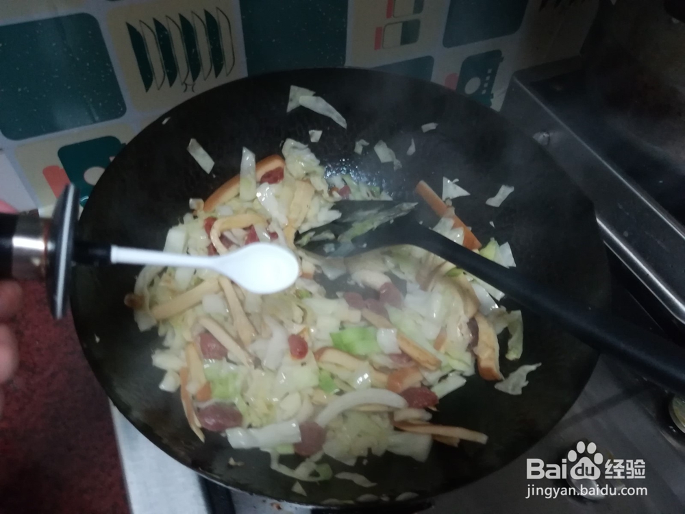 制作美味的腊肠炒椰菜