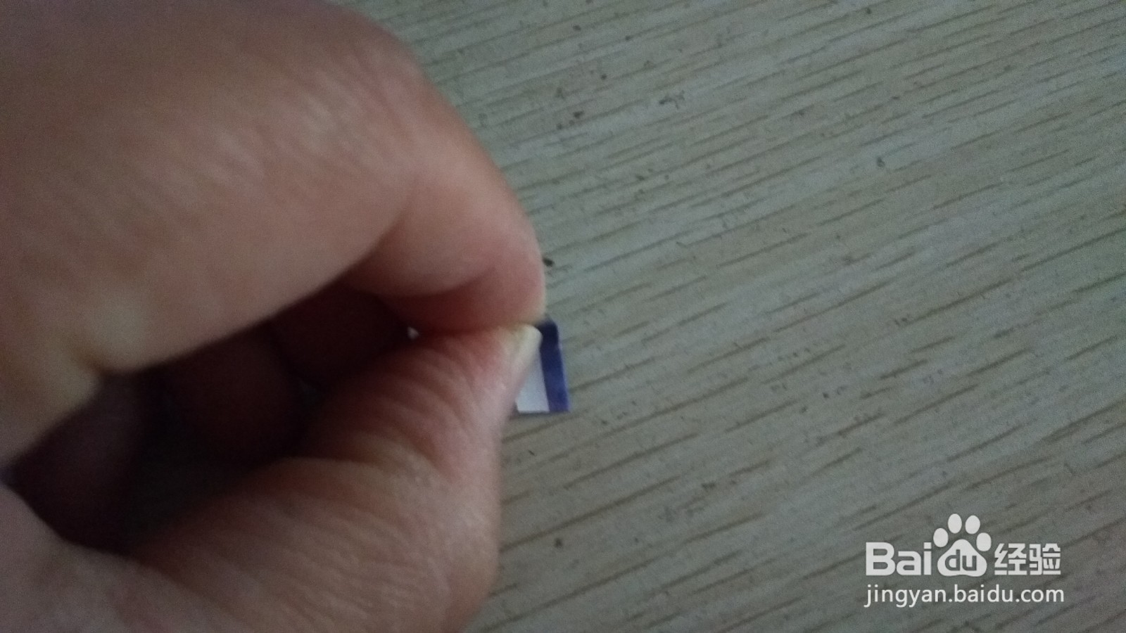 如何用一个长方形纸条做简易的中性笔的支架