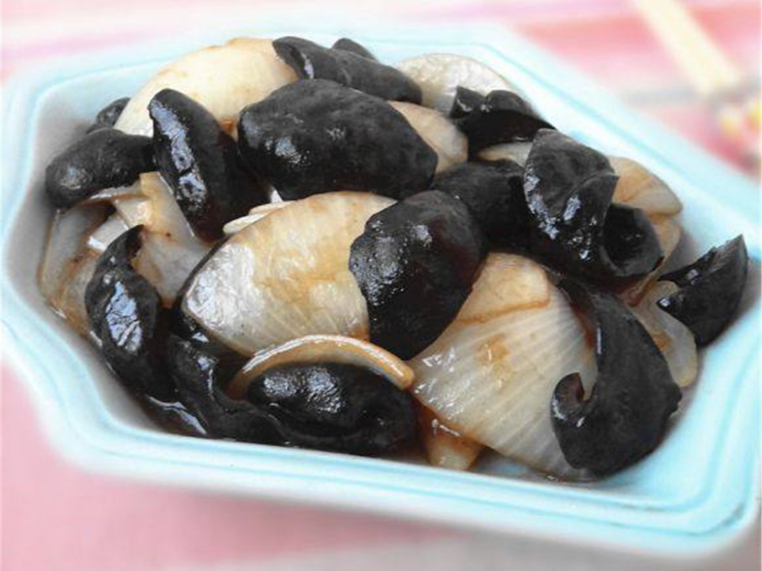 海参能和洋葱一起吃吗