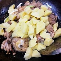 鸡腿肉炖土豆的家常做法