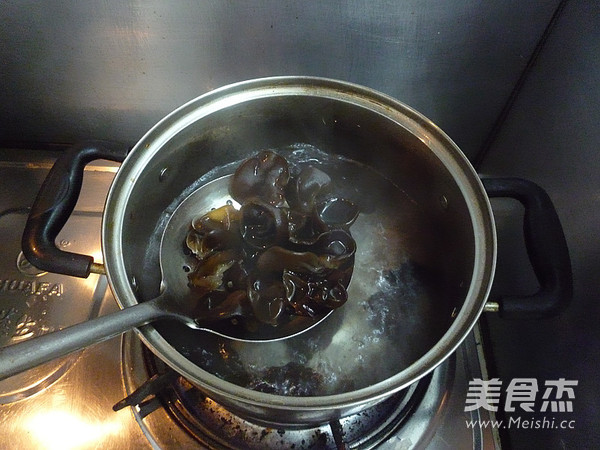 木耳拌菠菜的做法