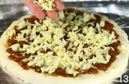 怎样在家中自制美味的金枪鱼火腿pizza