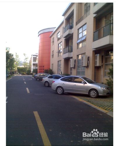 小区收停车费合理吗