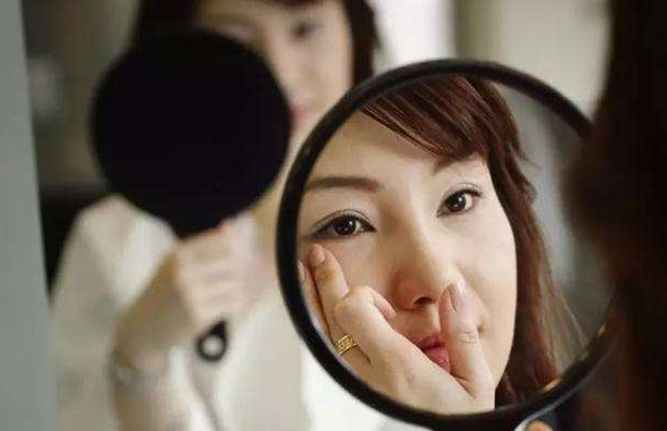 镜子里面是真实的自己还是前置里的是真实的自己