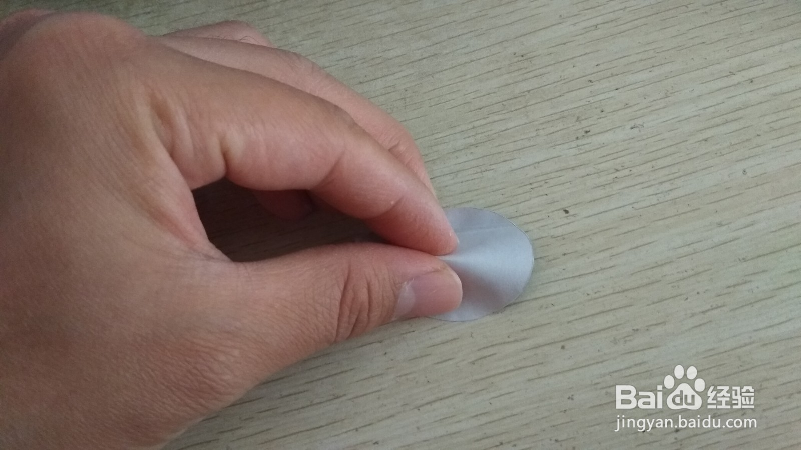 如何用一个圆形纸做中性笔的简易支架