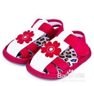 如何给宝宝选够学走路的鞋子