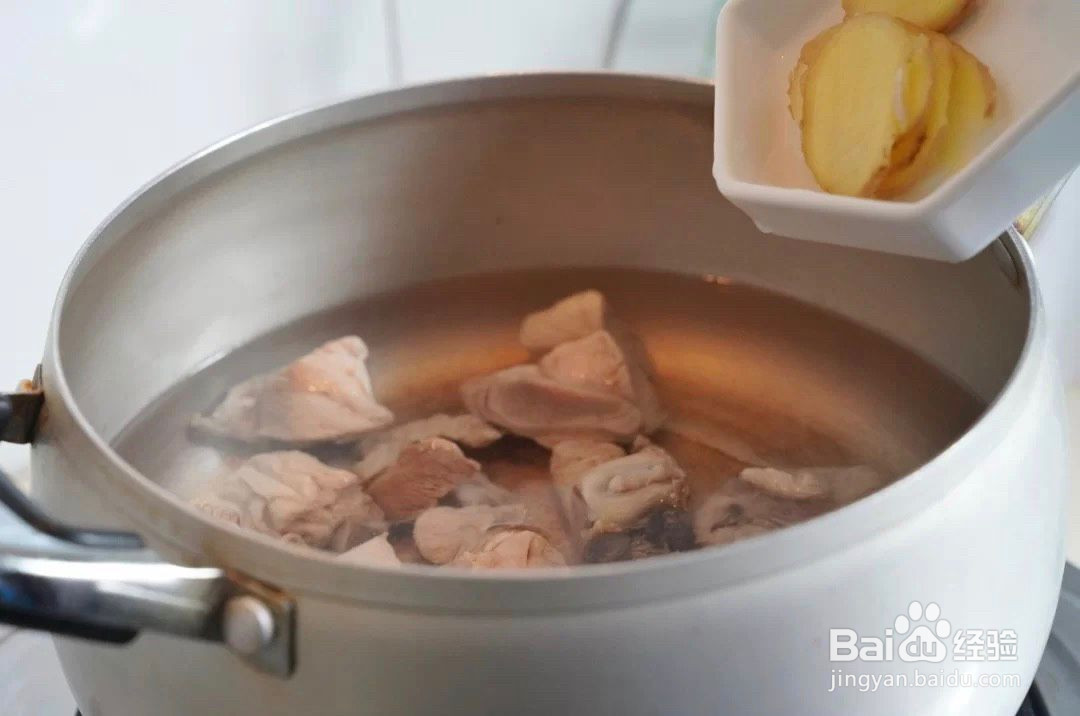 新鲜松茸排骨汤的做法