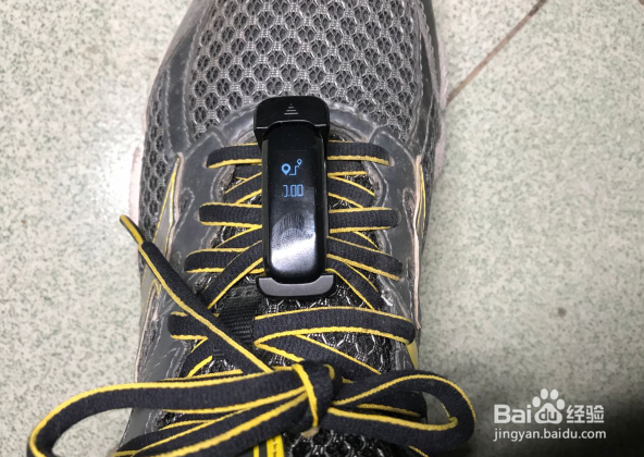 荣耀手环4running怎么戴在鞋上使用