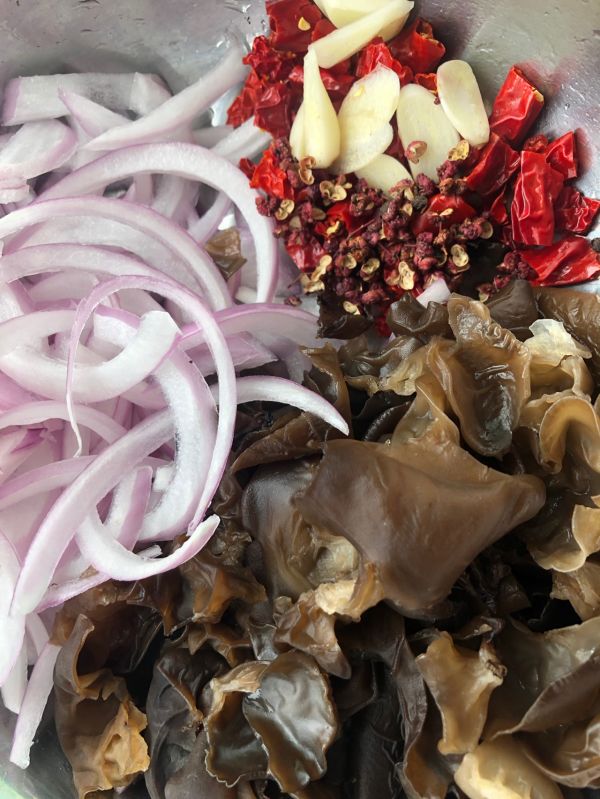 家常洋葱拌木耳