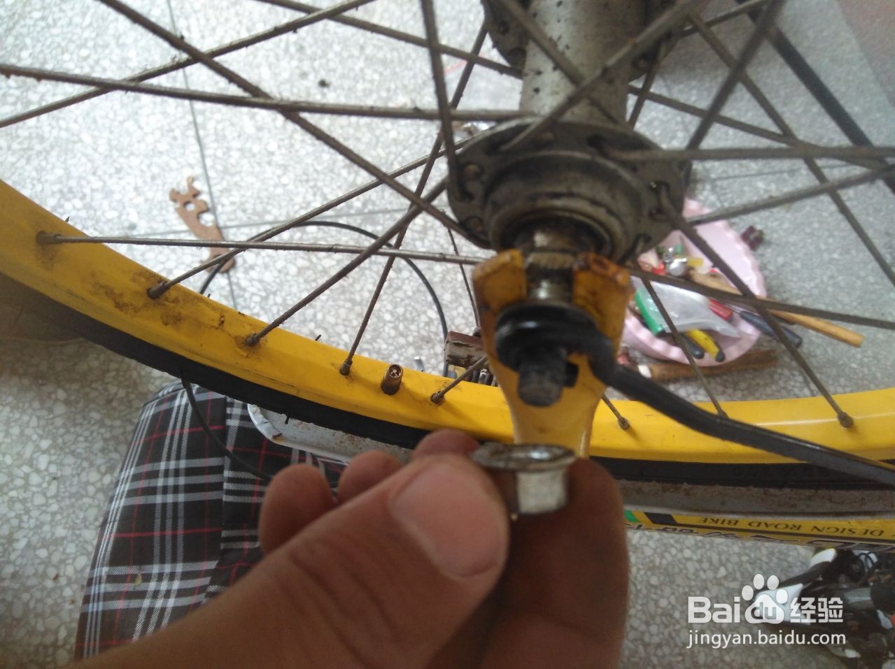 儿童自行车轮怎么装上车身？