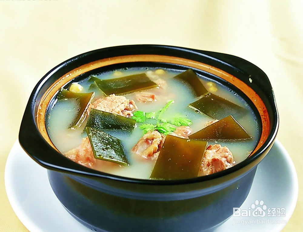 在家做海带排骨汤美容护肤减肥排毒