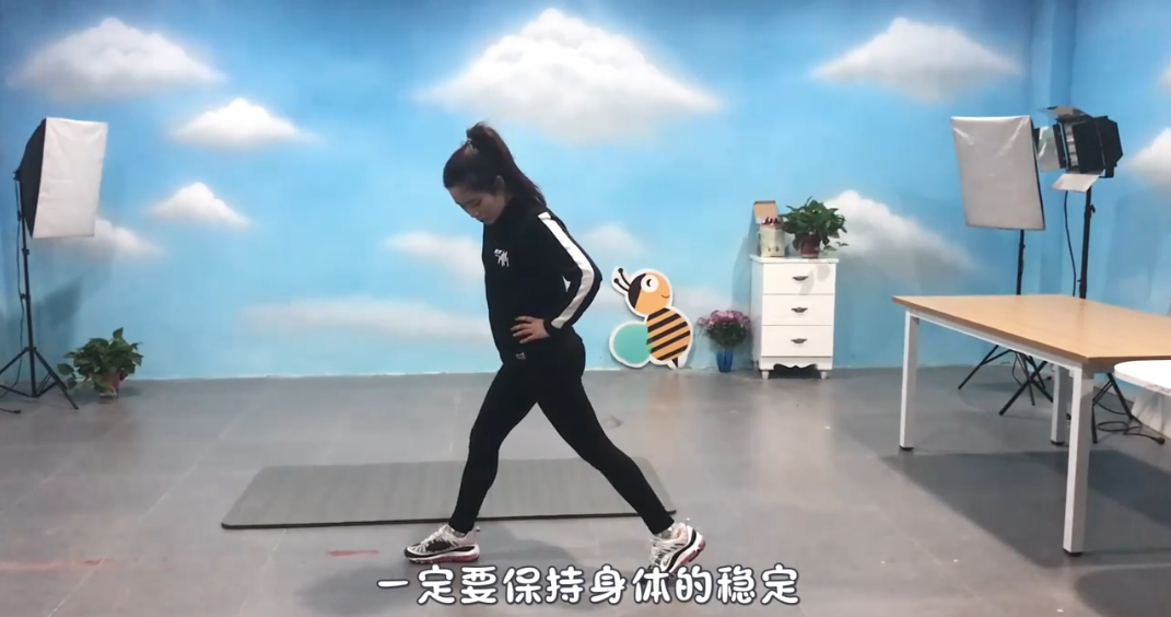 如何练习箭步蹲？