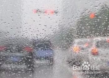 下雨玻璃不挂水小窍门？