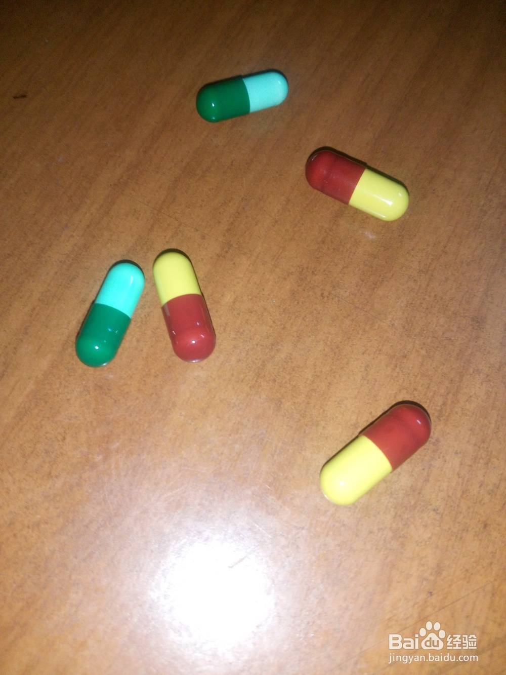 吃药时胶囊药卡在咽喉处怎么办？