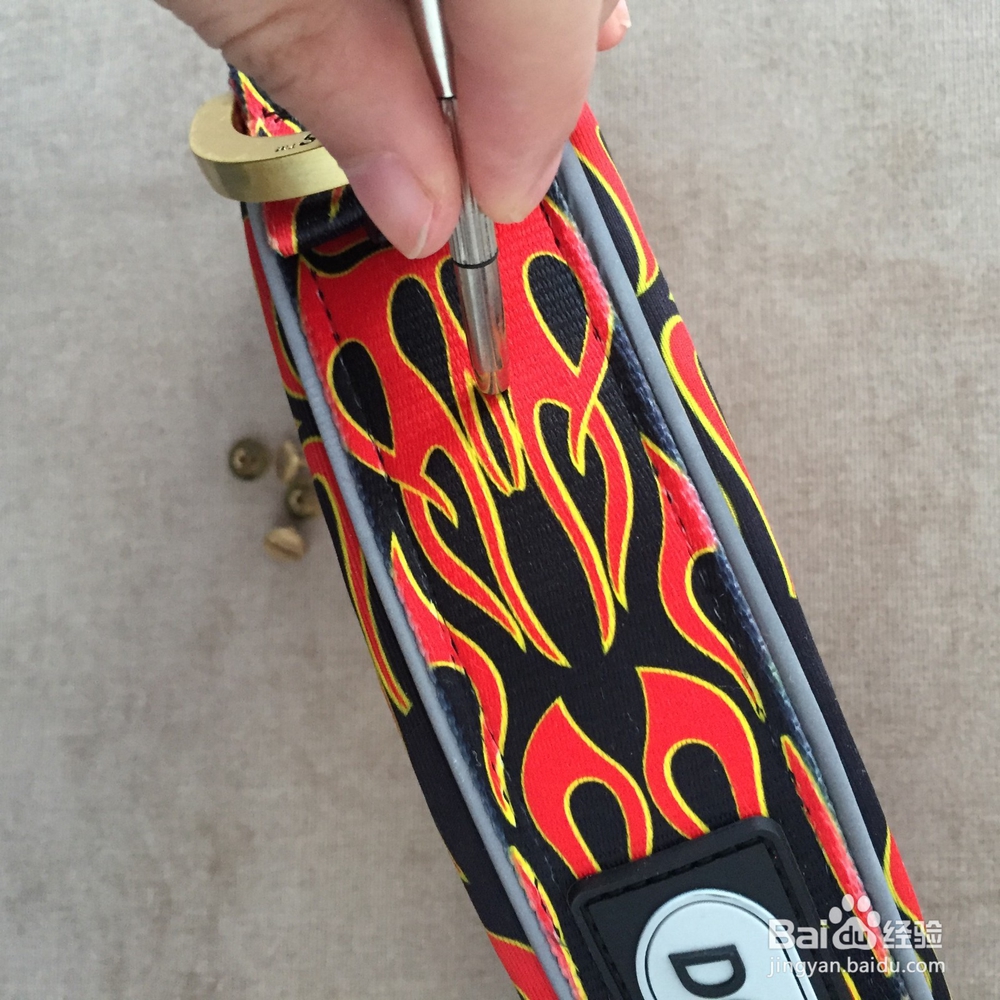 如何给宠物项圈装上狗牌