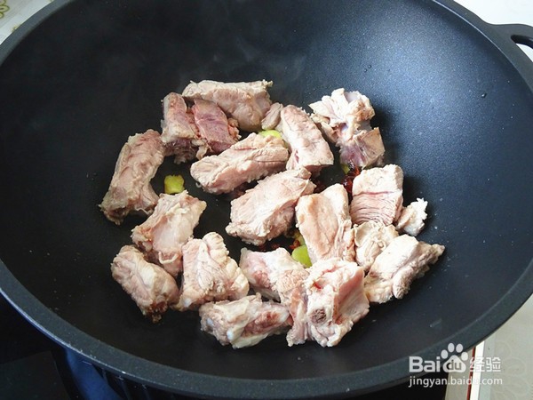 香菇焖排骨的做法