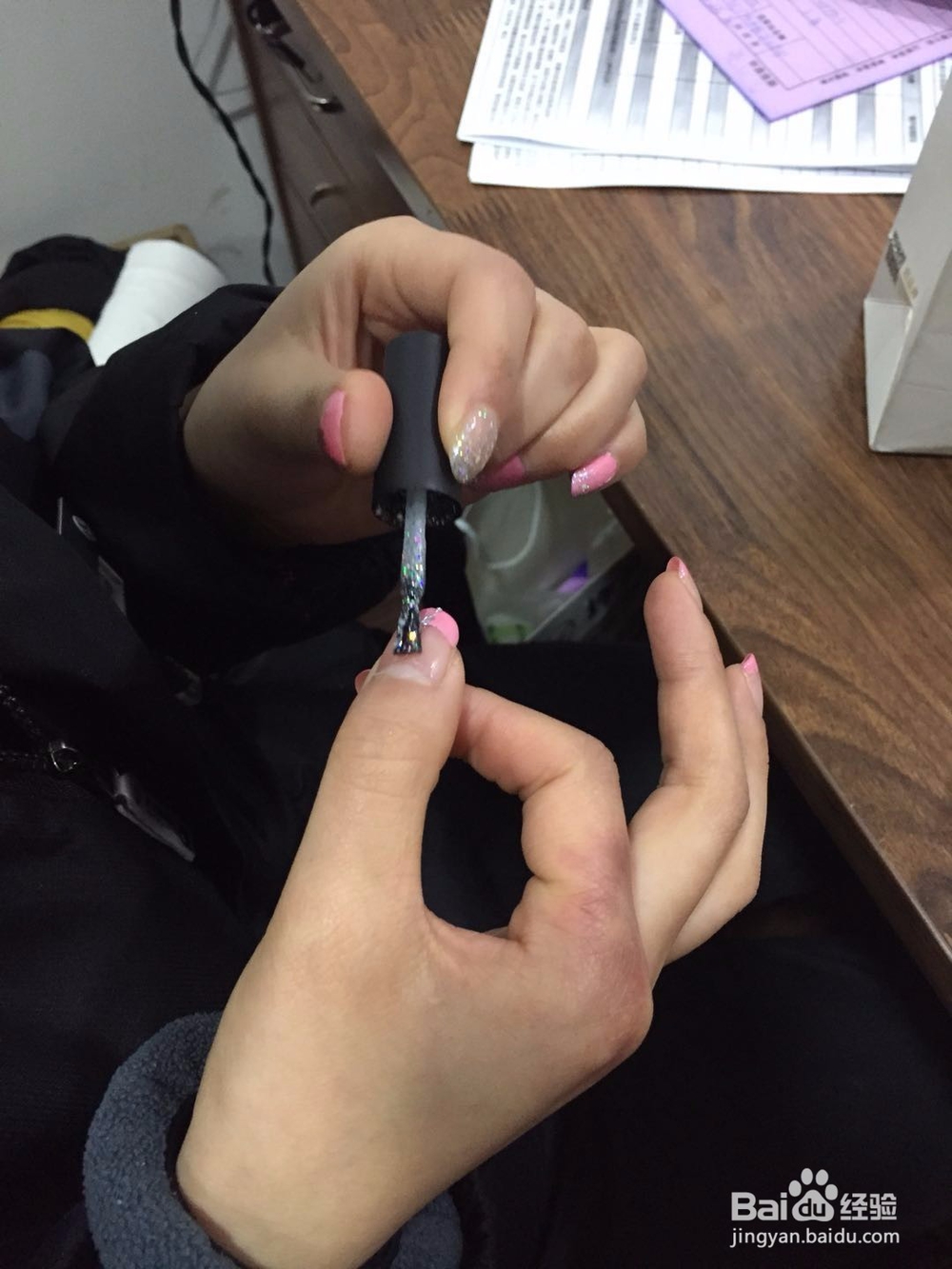 如何自己在家做蔻丹美甲