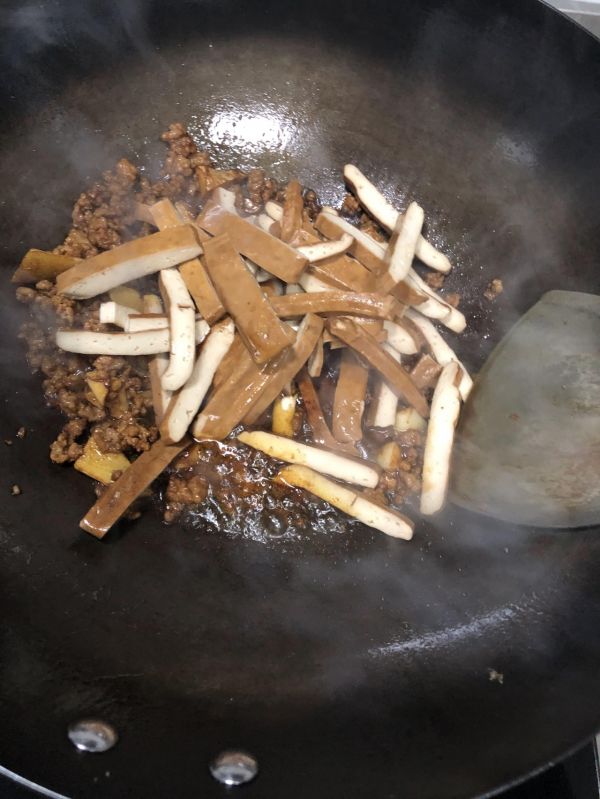 辣椒炒香干肉沫