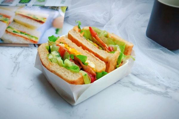 鸡蛋培根三明治