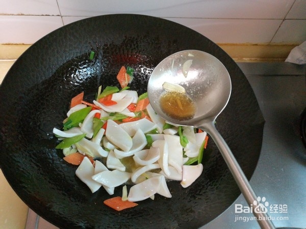 鱿鱼烩烤麸的做法