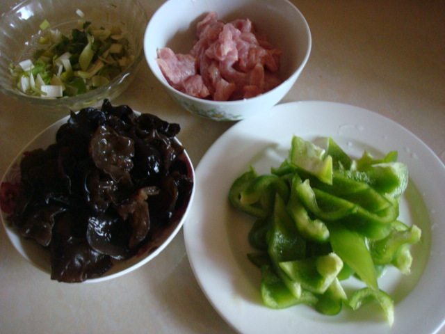 肉炒青椒木耳最简单的做法，快来学学吧！