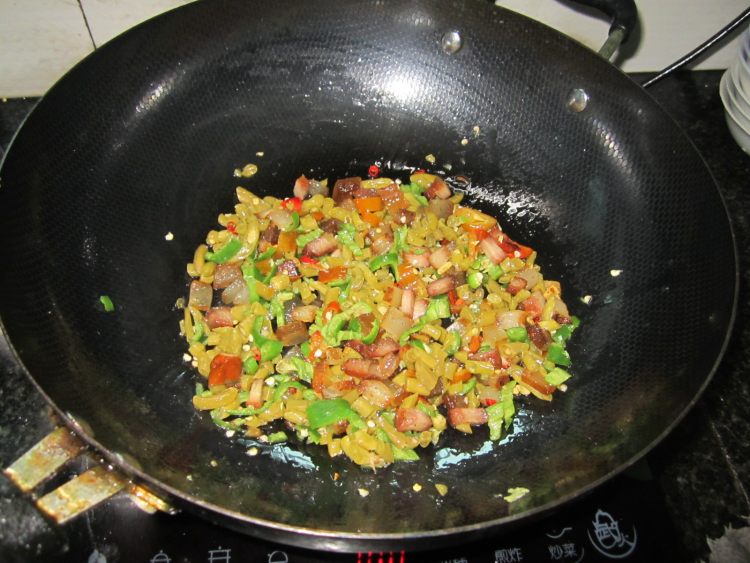 小炒咸菜腊肉丁怎么做好吃，看这个就能学会