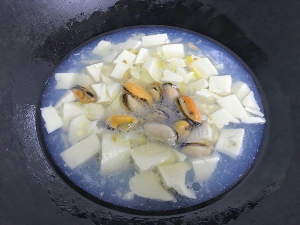 贻贝荠菜豆腐汤