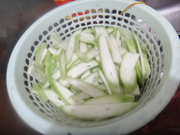 教你做蒜香丝瓜，喜欢吃的赶紧学起来