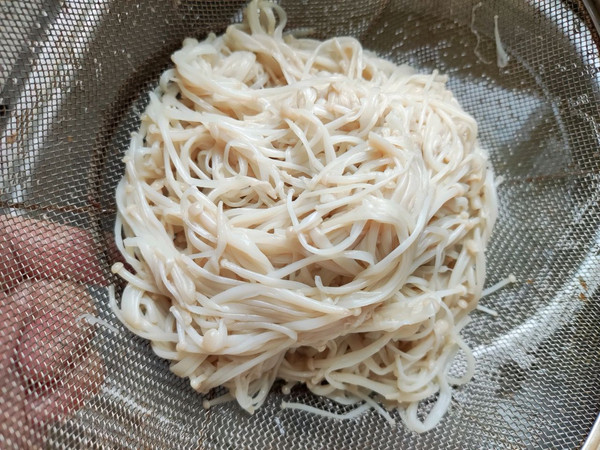 凉拌香菜金针菇