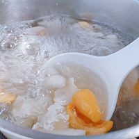 如何制作枇杷雪梨百合银耳汤