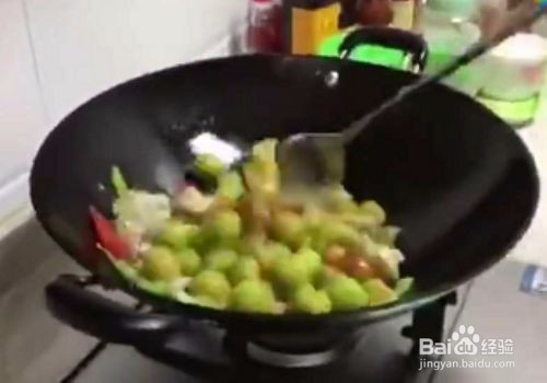 炒猪肠怎么炒好吃（李子炒猪肠）