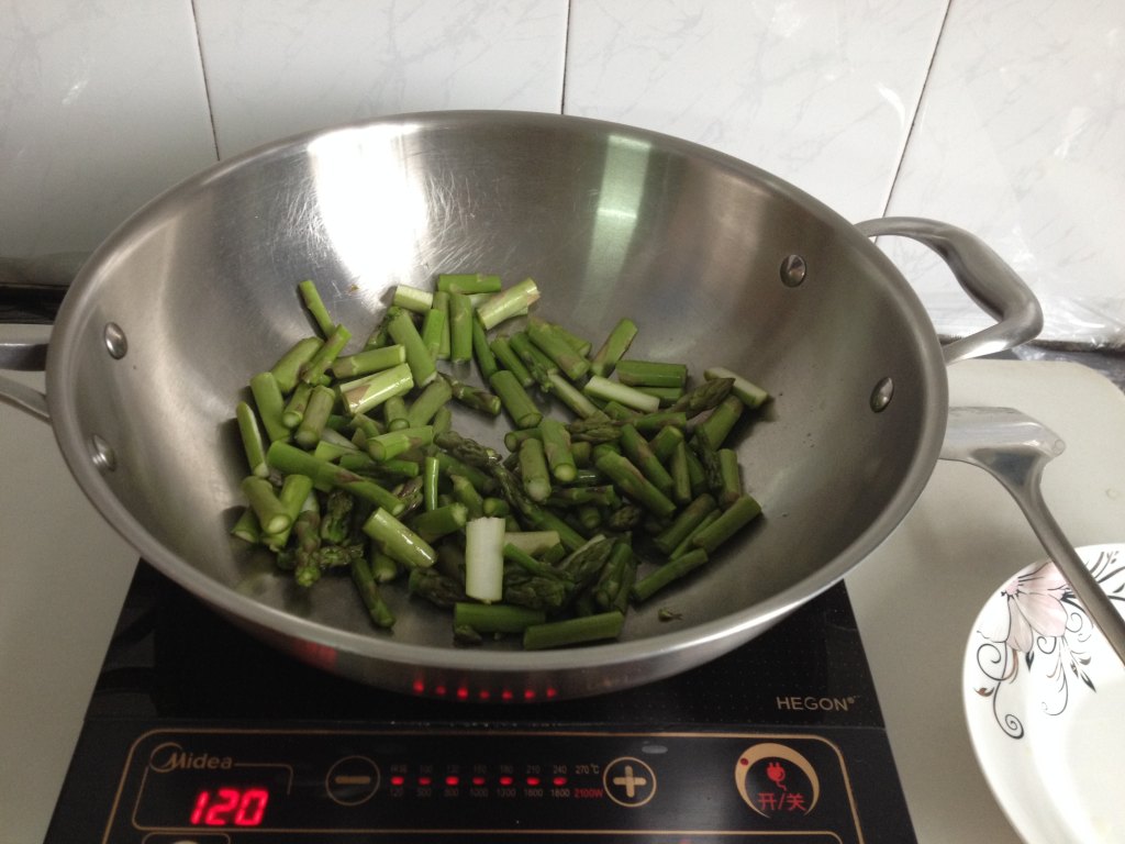 好吃的芦笋炒肉片的做法，咬下去满满的的都是幸福