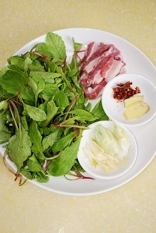五花肉炒萝卜叶