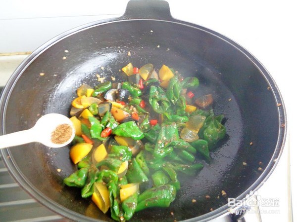 如何做青椒擂皮蛋