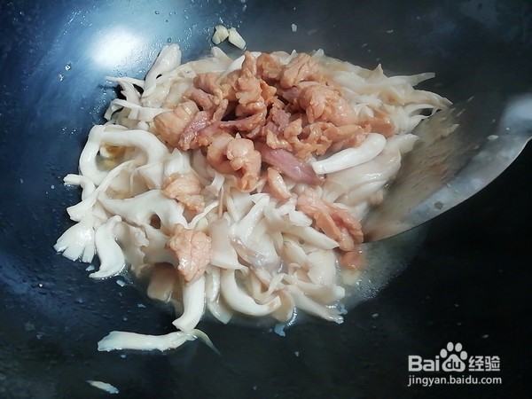 平菇炒肉的做法