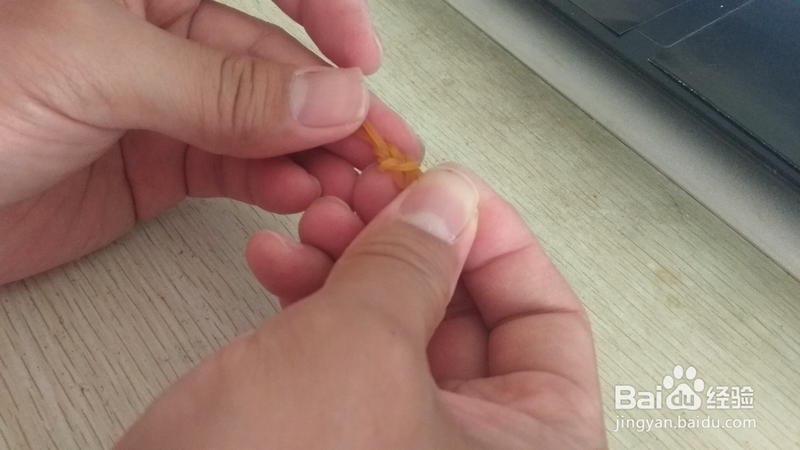 如何用一个橡皮筋和中性笔芯做简易的手机支架