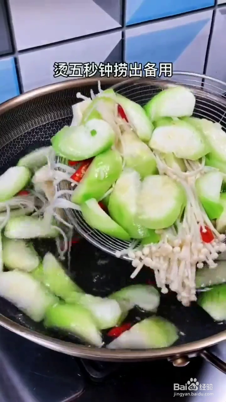 如何制作好吃的丝瓜鸡蛋炒金针菇？