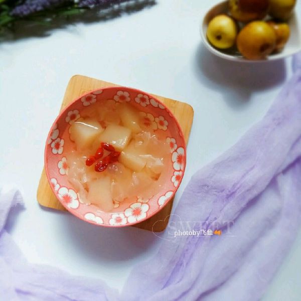 冰糖雪梨银耳甜汤