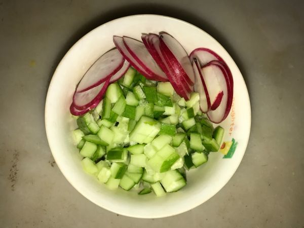 蔬菜沙拉和牛油果益力多