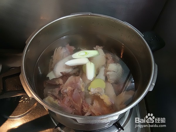 香菇炖土鸡的步骤