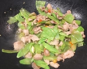 食补养生很香的家常莴笋炒肉的做法