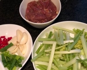 家常香芹炒牛肉